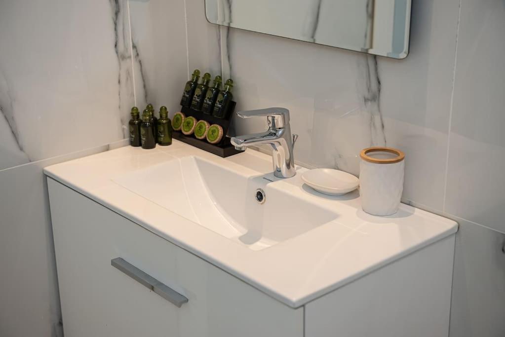 Bright 2Br Apartment In Palaio Faliro- Atene Esterno foto